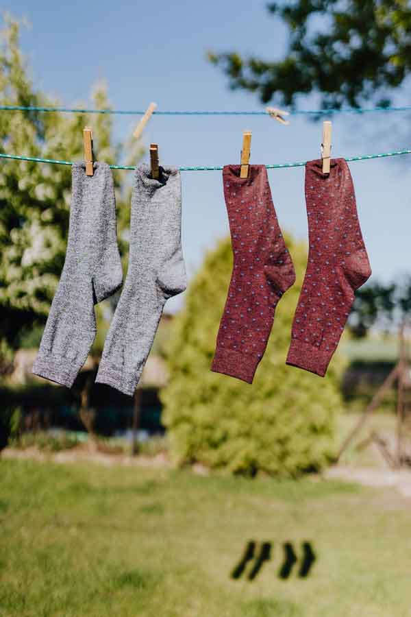 deux paires de chaussettes accrochées sur un fil